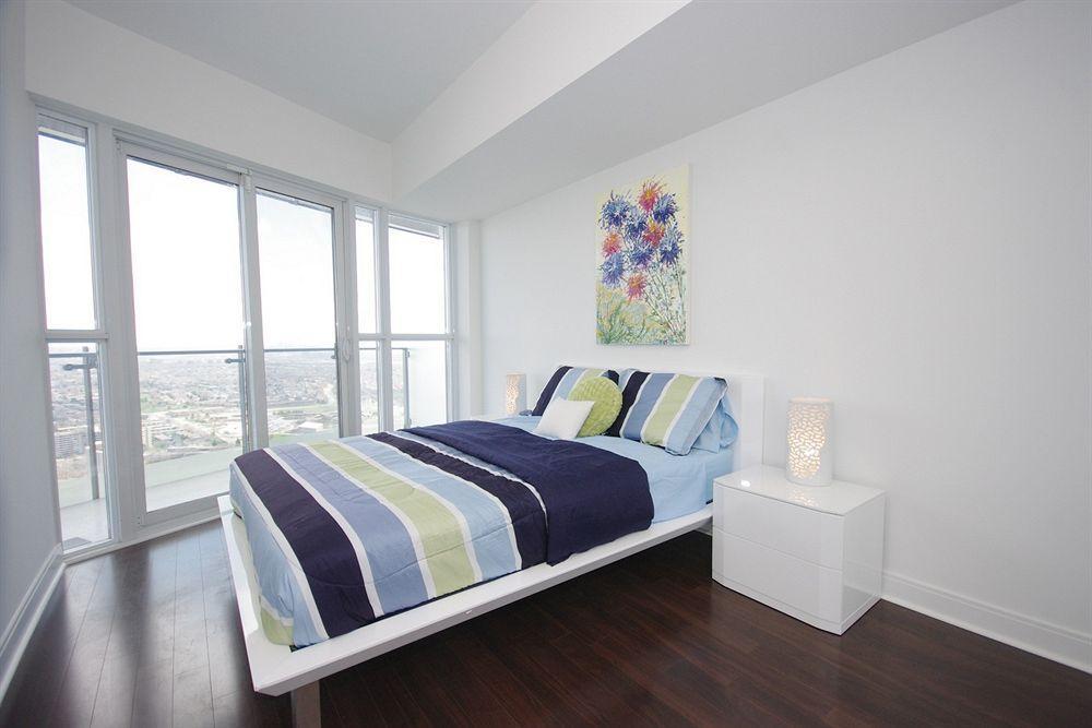 Downtown Mississauga Executive Suites Sq1 Екстер'єр фото