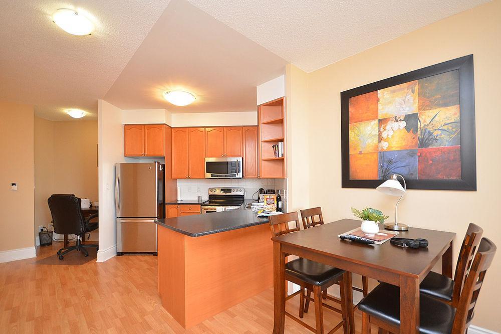 Downtown Mississauga Executive Suites Sq1 Екстер'єр фото